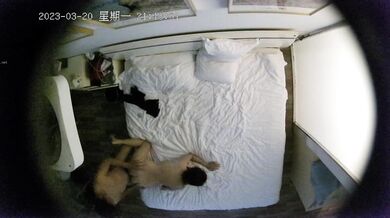 酒店偷拍S级身段大奶妹被健壮男炮友抓着双手用力冲刺的时候奶子抖动起来相当的诱人，娇喘声也不错